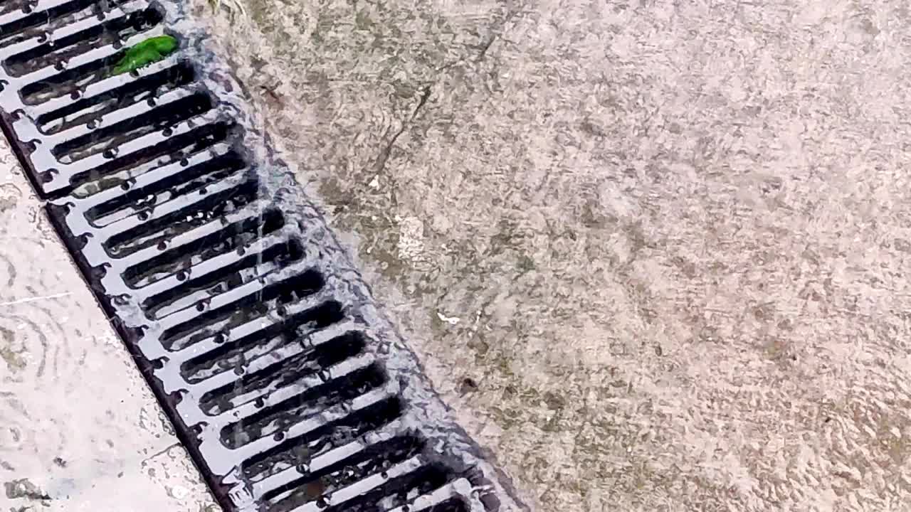 排水格栅。雨水和流水。特写镜头。风暴及排水概念视频素材