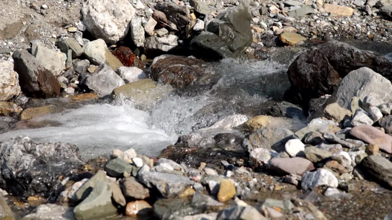 在夏天，水沿着山溪流动视频素材