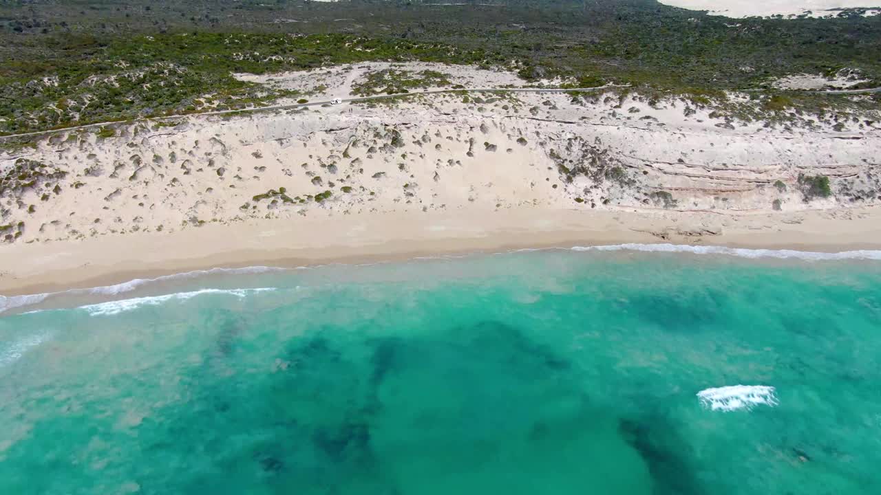 空中拍摄的白色沙滩和蓝绿色的海水视频素材