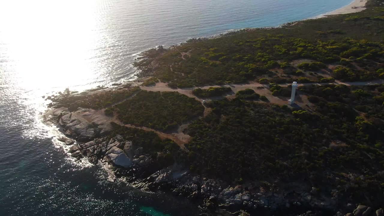 美丽的悬崖在日出与水晶水和灯塔视频素材