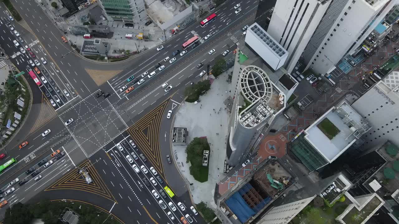 在首尔江南区瑞草区江南大路和江南站附近的市中心地区的摩天楼十字路口行驶的车辆视频素材