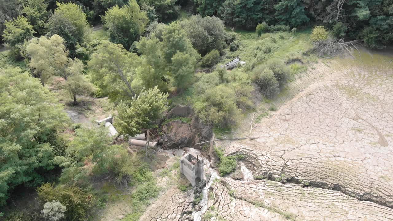 自然干旱。褐色的干旱土壤与地面。飓风摧毁了大坝。气候变化，生态，地球。干裂的土壤上生长着细小的植物视频素材