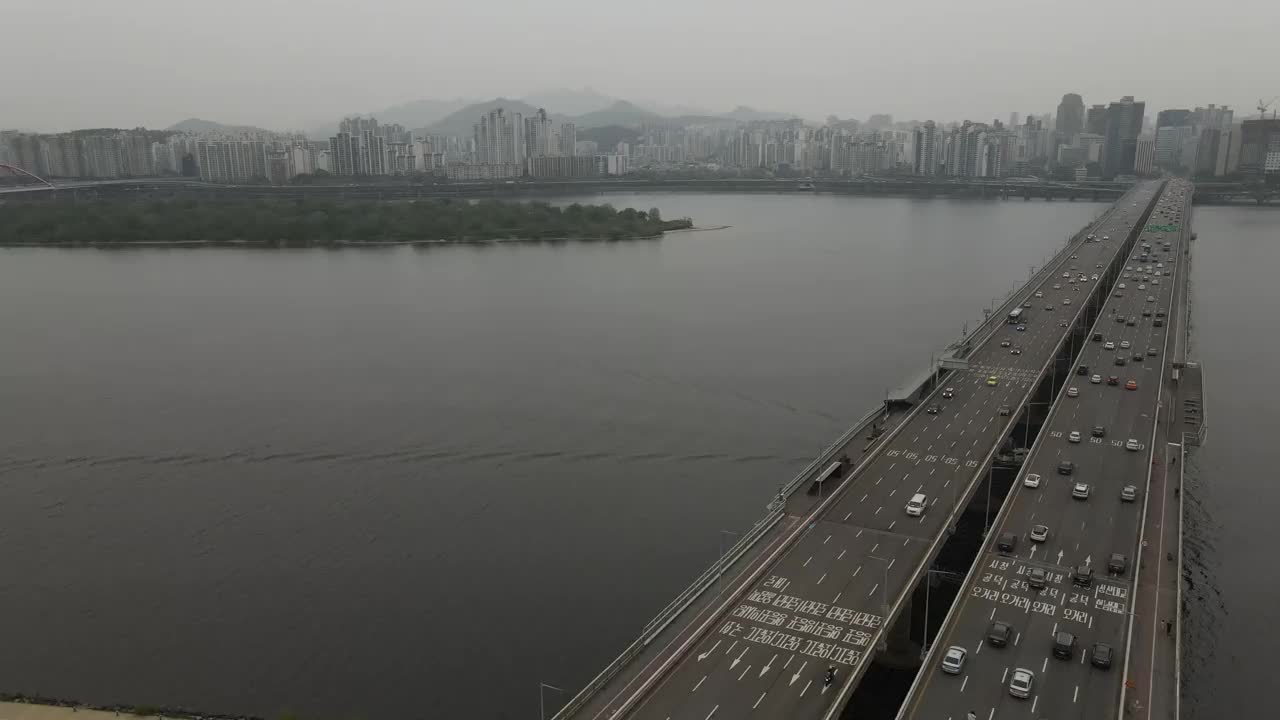 汉江/首尔麻浦区马浦大桥和江边高速公路附近的市中心景观视频素材