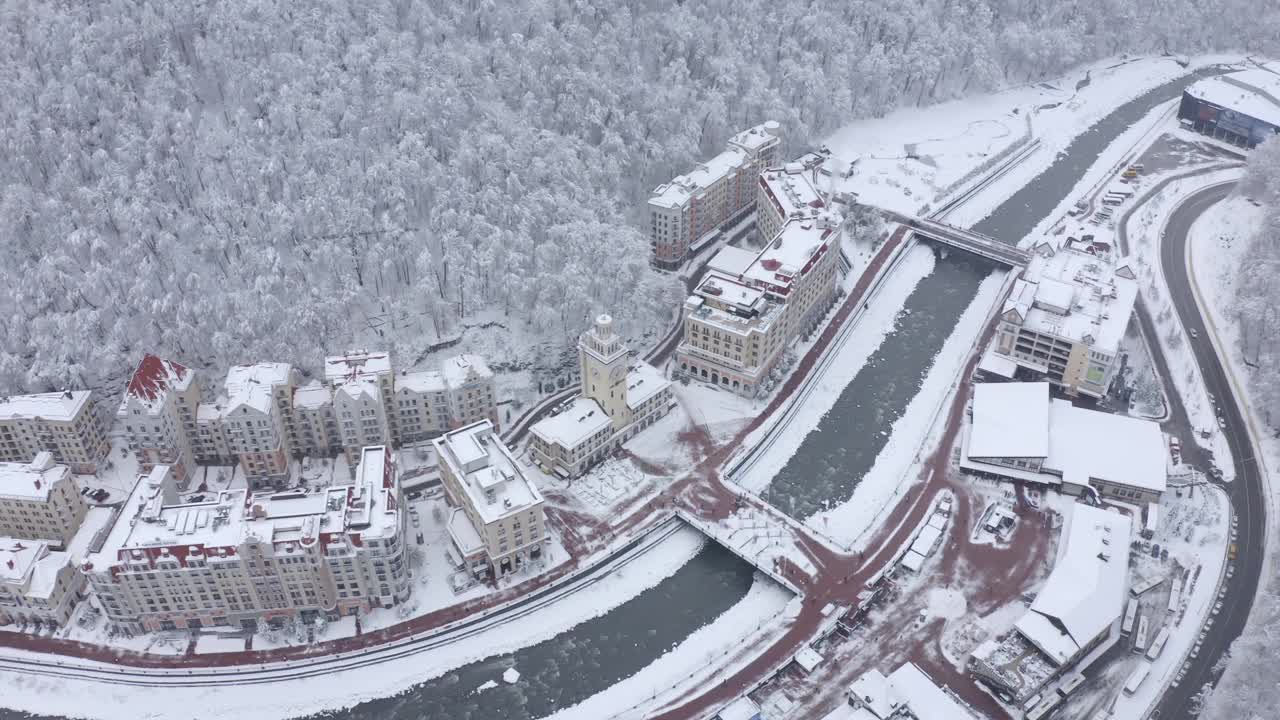 鸟瞰图电影冬季城市滑雪场周围的高山风景视频素材