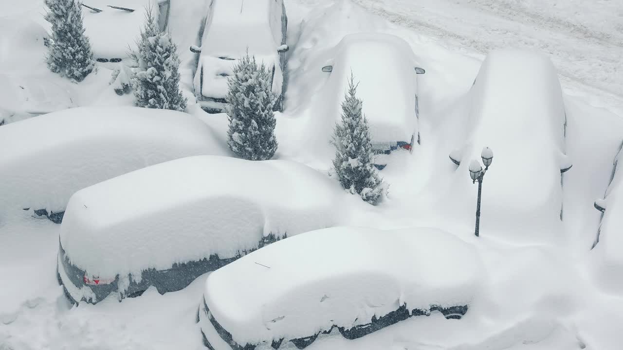 暴风雪过后，汽车被雪覆盖着。大雪。街道和汽车都被雪覆盖了。停车场被大雪覆盖着视频素材