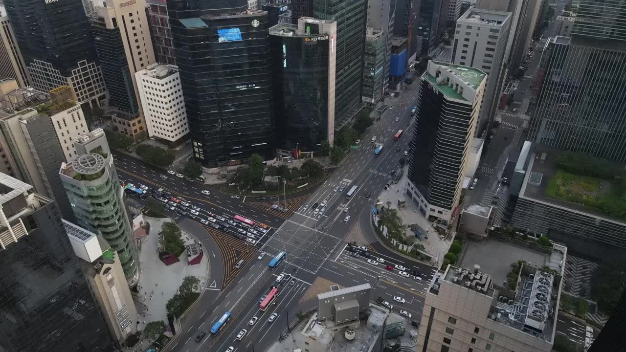 在首尔江南区瑞草区江南站、江南大路、德黑兰路等市中心地区的摩天大楼十字路口行驶的车辆视频素材