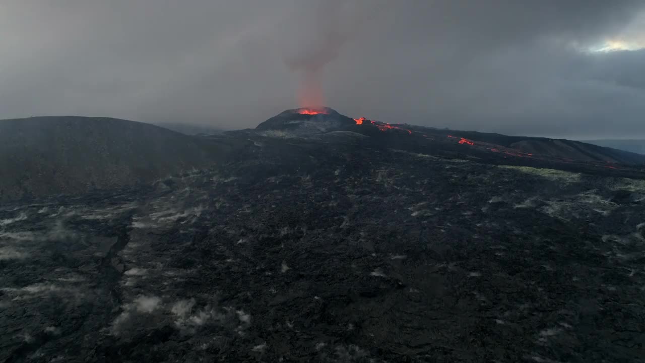 无人机镜头向上飞向冰岛雷克雅内半岛的法格拉达斯火山视频素材