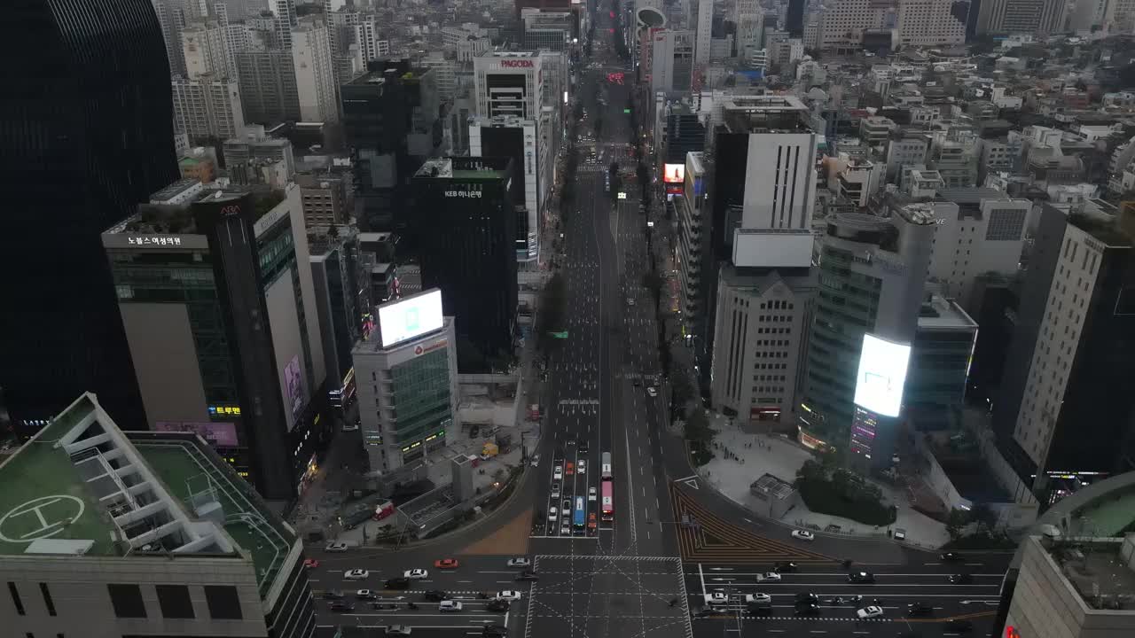 在首尔江南区瑞草区江南站附近的市中心，在摩天大楼附近的十字路口行驶的汽车视频素材