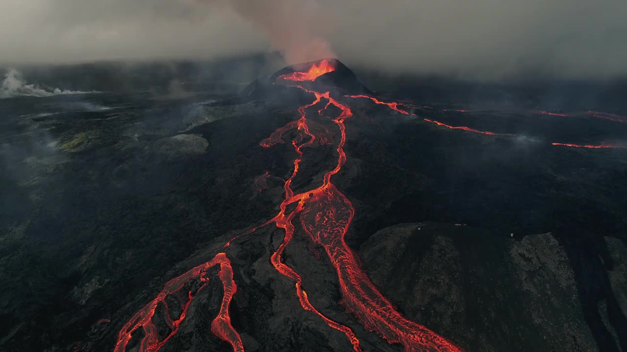 从冰岛雷克雅内半岛法格拉达斯火山向后飞的航拍照片视频素材