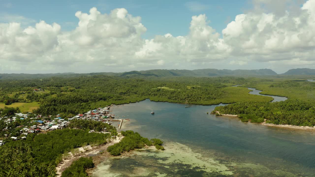 鸟瞰图小镇位于红树林中。Siargao、菲律宾视频素材