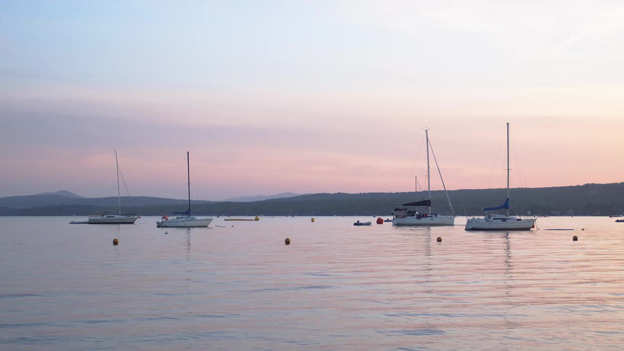 在魁北克省的马戈格，夕阳下的孟菲斯马戈格湖上的延时帆船视频素材