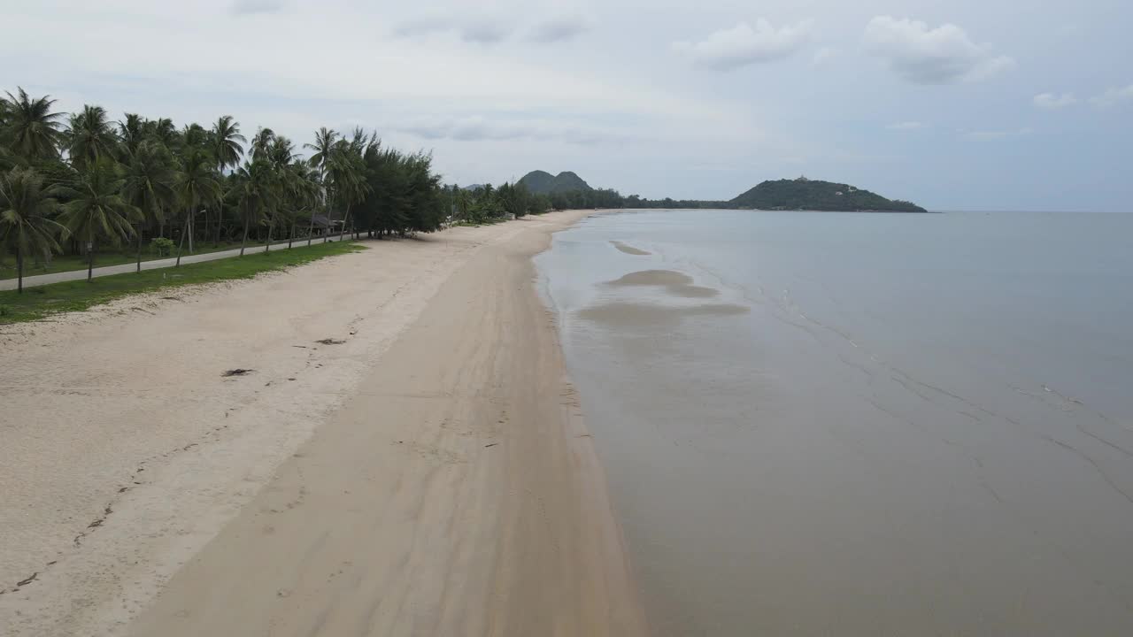 鸟瞰图的海洋和海滩在泰国视频素材