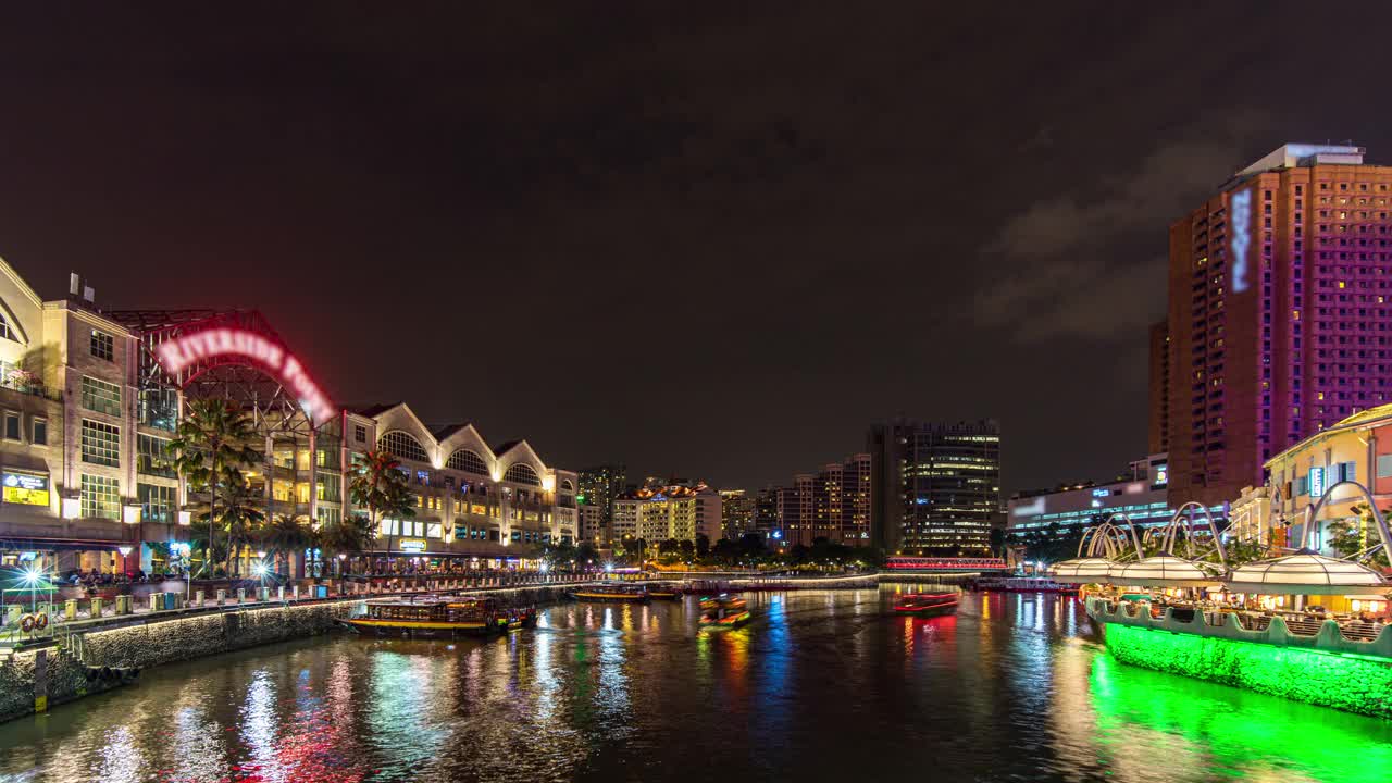 五颜六色的夜景与繁忙的游船在克拉克码头码头，新加坡，时间流逝的视频视频素材