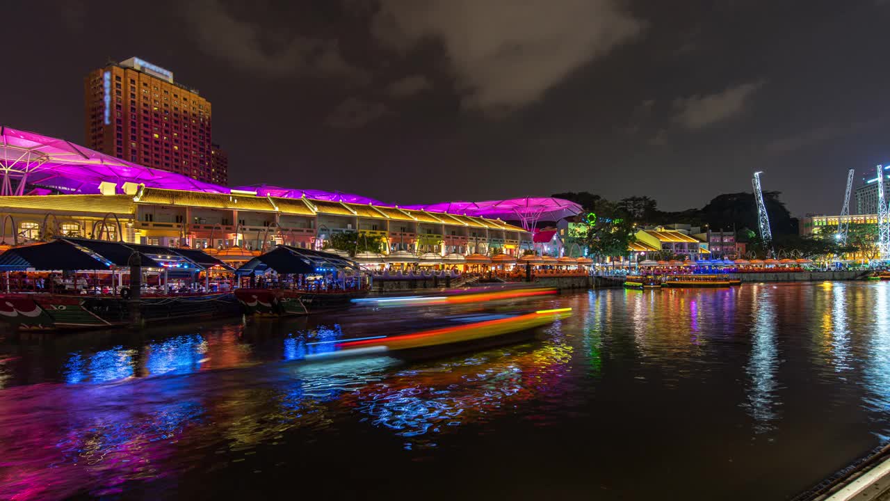 五颜六色的夜晚河与繁忙的游船在克拉克码头码头，新加坡，时间推移视频视频素材