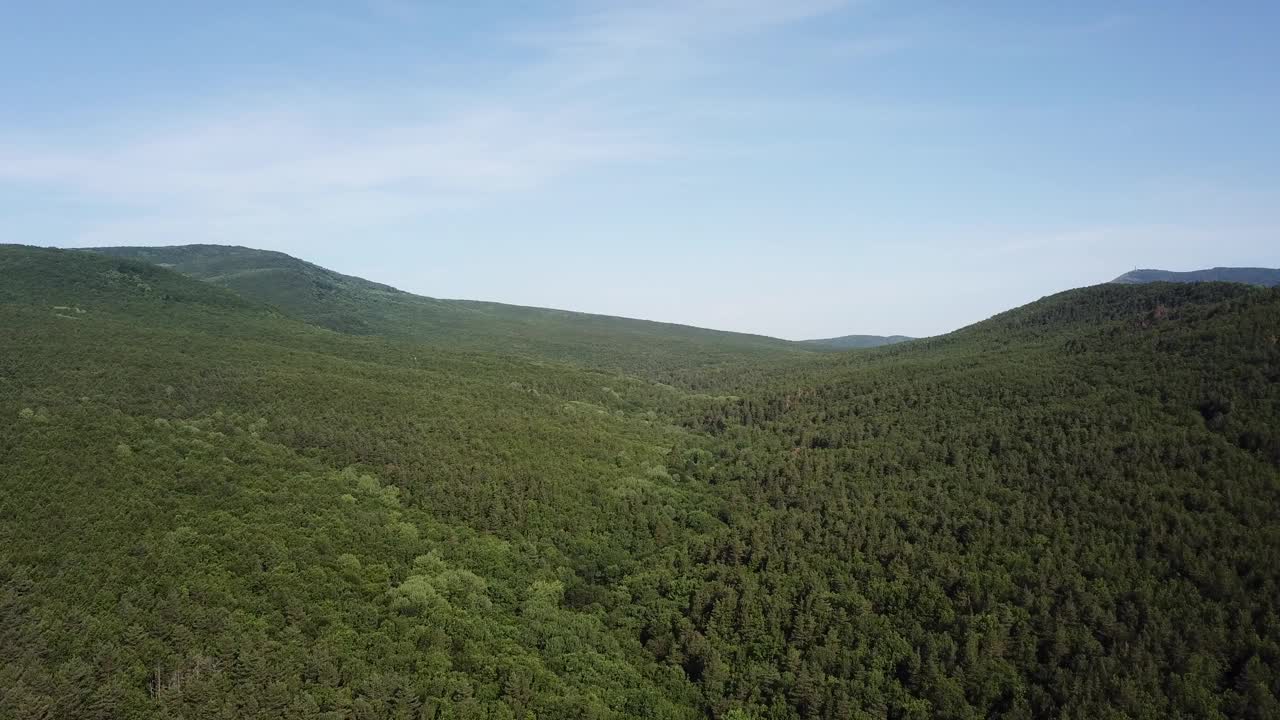 在阳光明媚的早晨俯瞰高加索山脉视频素材