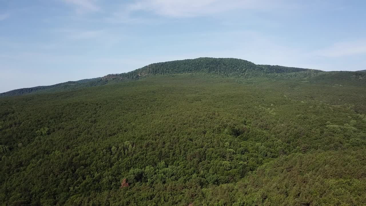 在阳光明媚的早晨俯瞰高加索山脉视频素材