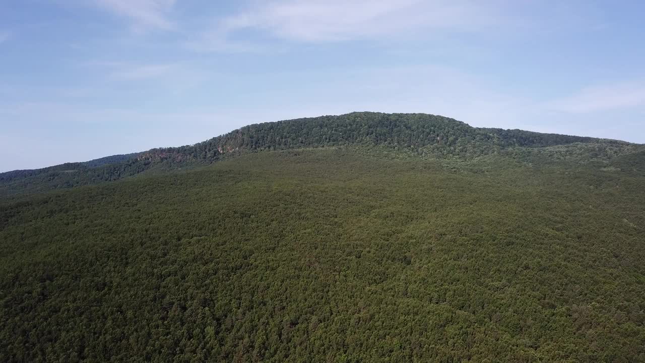 在阳光明媚的早晨俯瞰高加索山脉视频素材