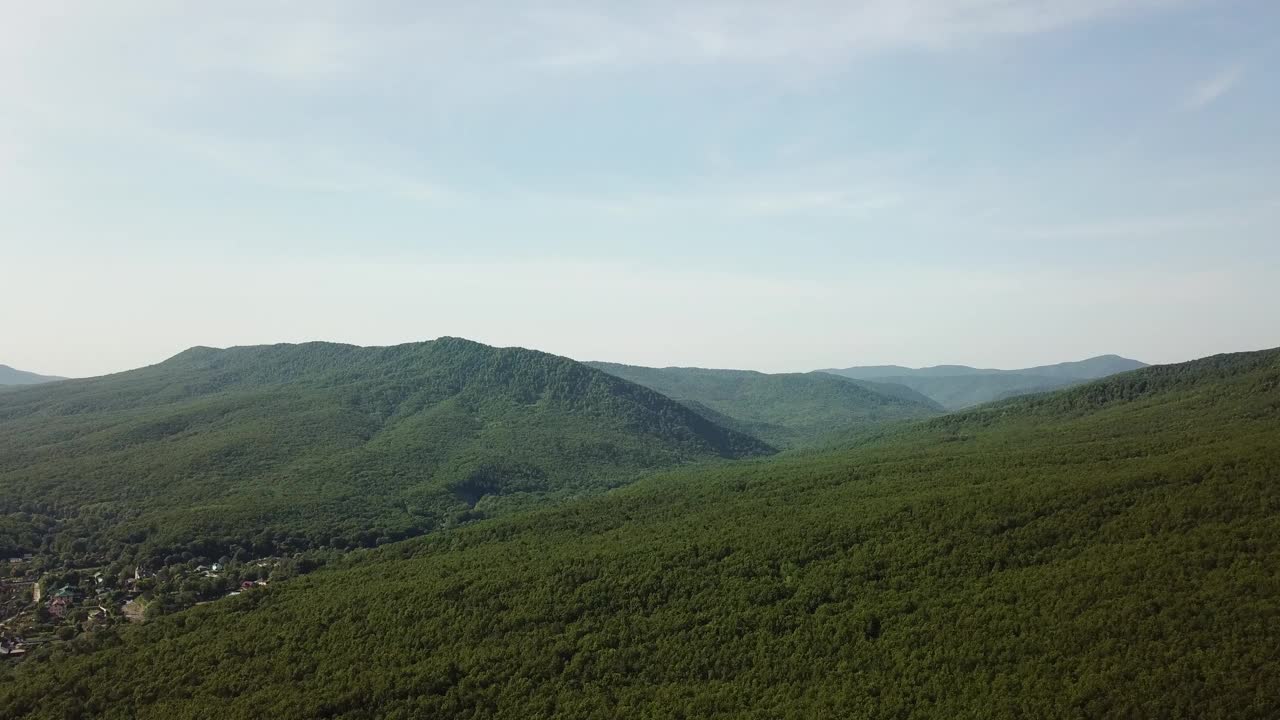 在阳光明媚的早晨俯瞰高加索山脉视频素材