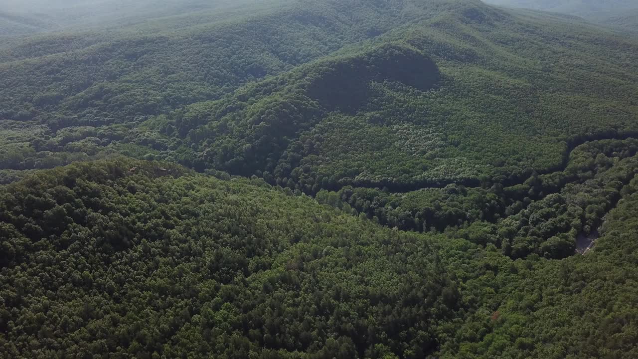 在阳光明媚的早晨俯瞰高加索山脉视频素材