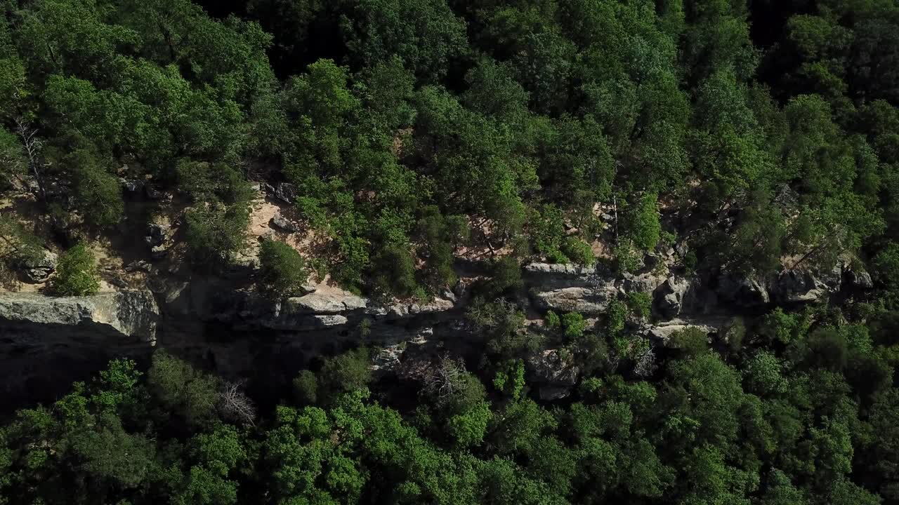 在阳光明媚的早晨俯瞰高加索山脉视频素材