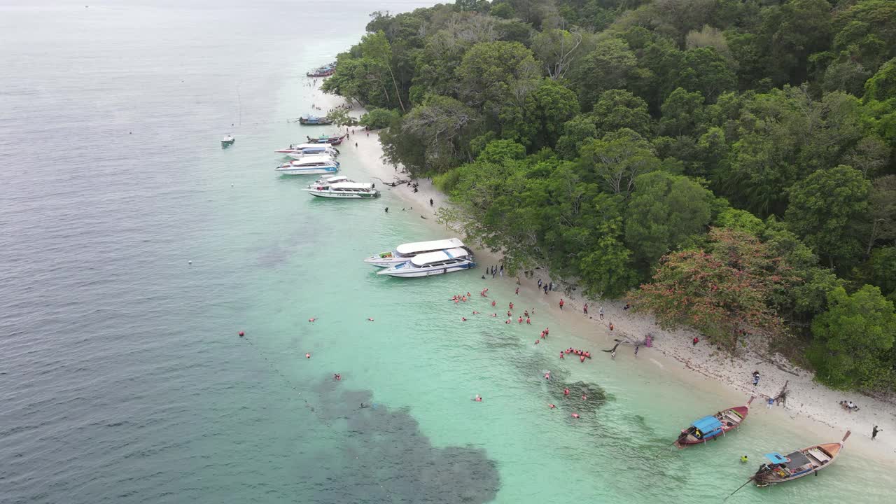 鸟瞰图的海洋与观光船在岛上，Koh Lipe岛，泰国视频素材