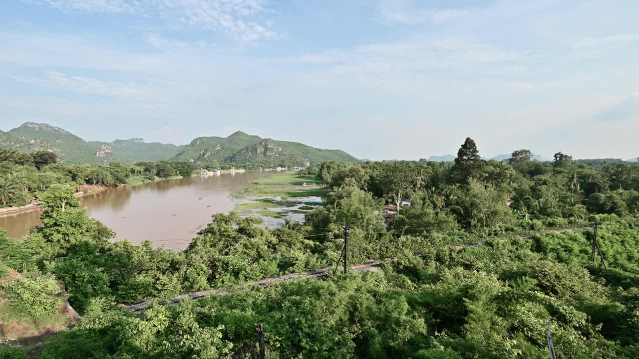 泰国北碧里的热带雨林和桂河上的历史铁路视频素材