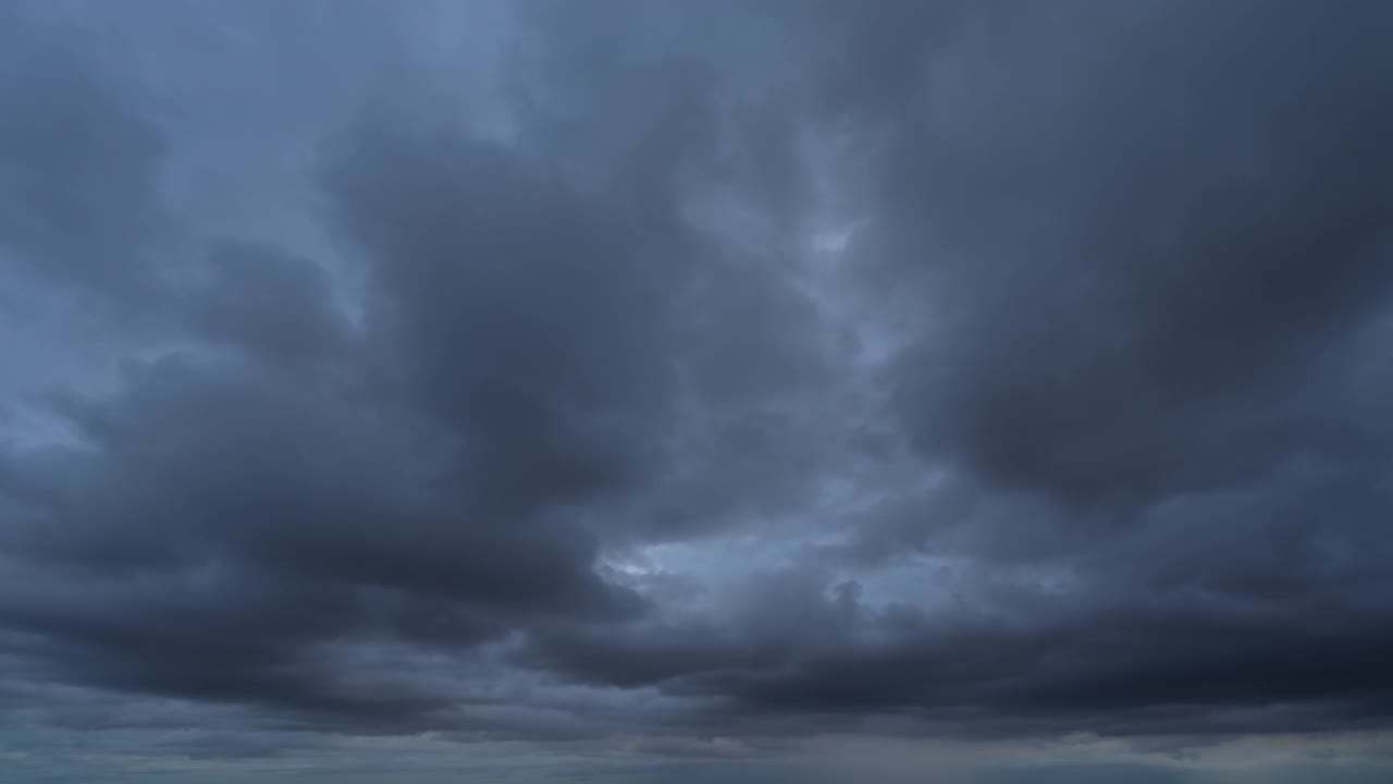 时间流逝的戏剧性的乌云天空与雷电风暴和下雨在晚上。抽象自然景观背景。视频素材