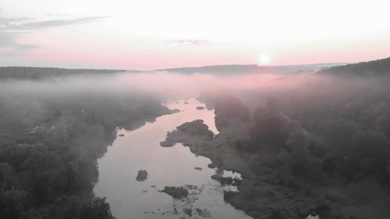 美丽的雾河和森林。空中的乡村景色在夏天与橙色和红色的阳光。晨雾中的森林。日出时的乡村风景视频素材