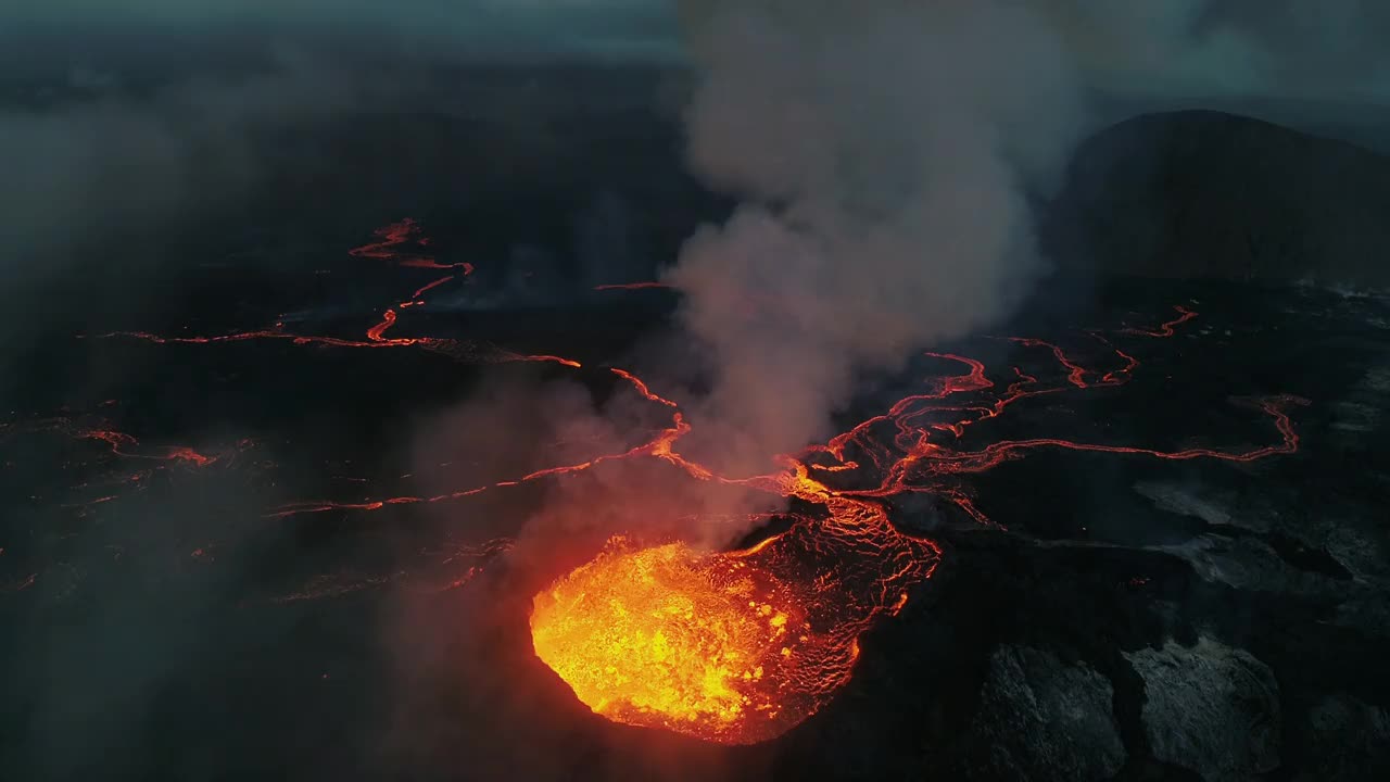 俯瞰冰岛雷克雅那半岛Fagradalsfjall火山喷发的后边缘视频素材