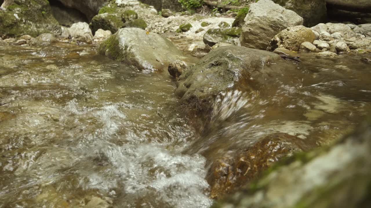 水随瀑布而流，波在森林里的小溪里视频素材