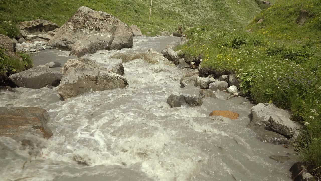 山河关闭丰富的溪流视频素材