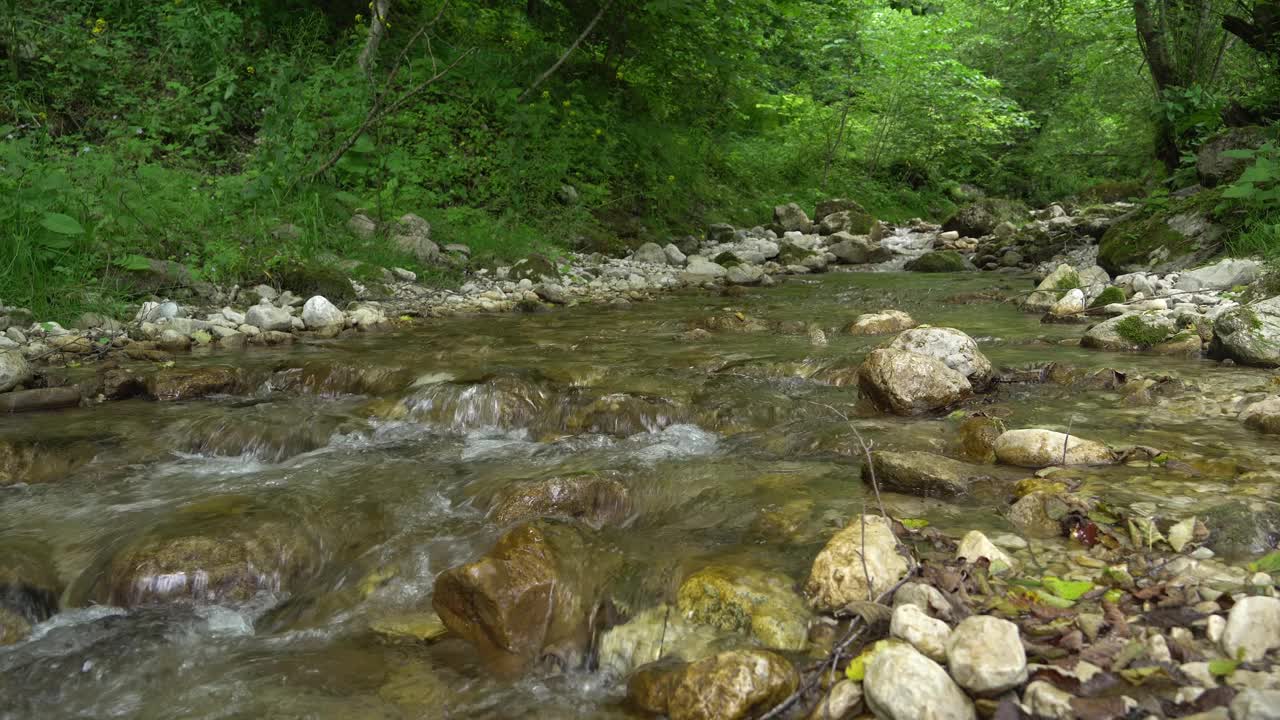 荒野的山河与清澈的溪水相接。视频素材