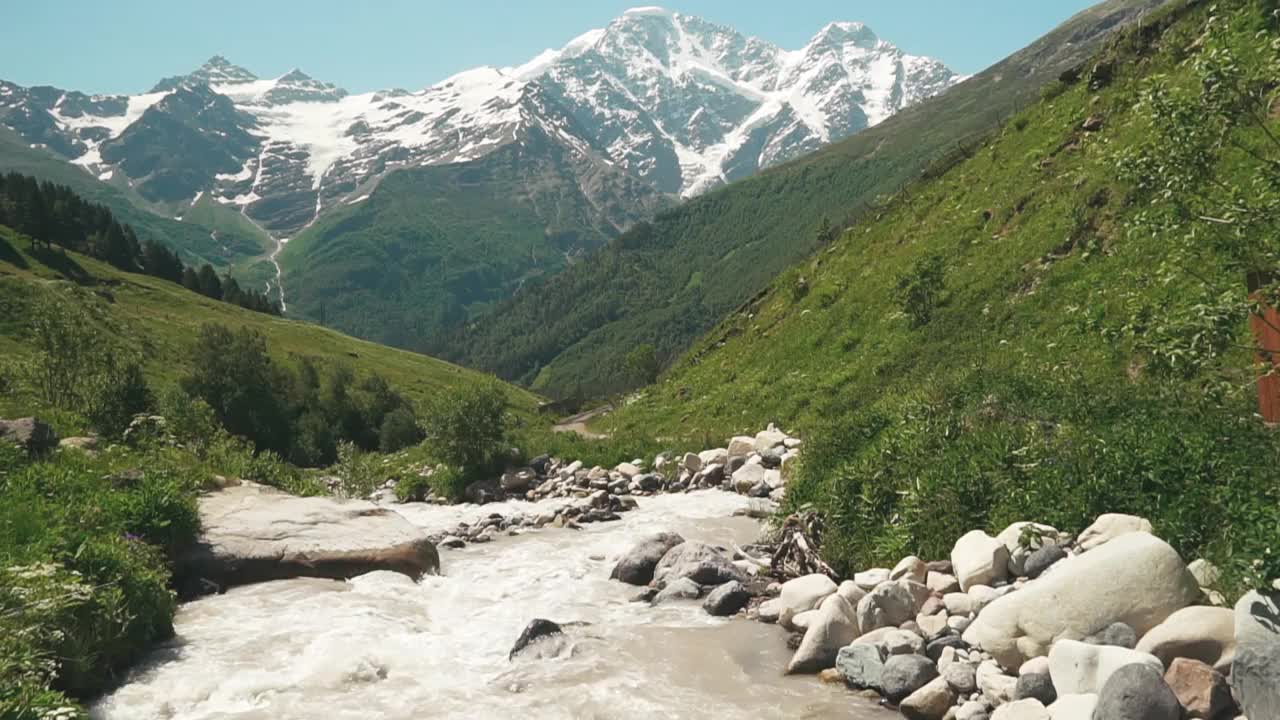 美丽的自然风光的河流在山区。阿尔卑斯山草甸中的景观。视频素材