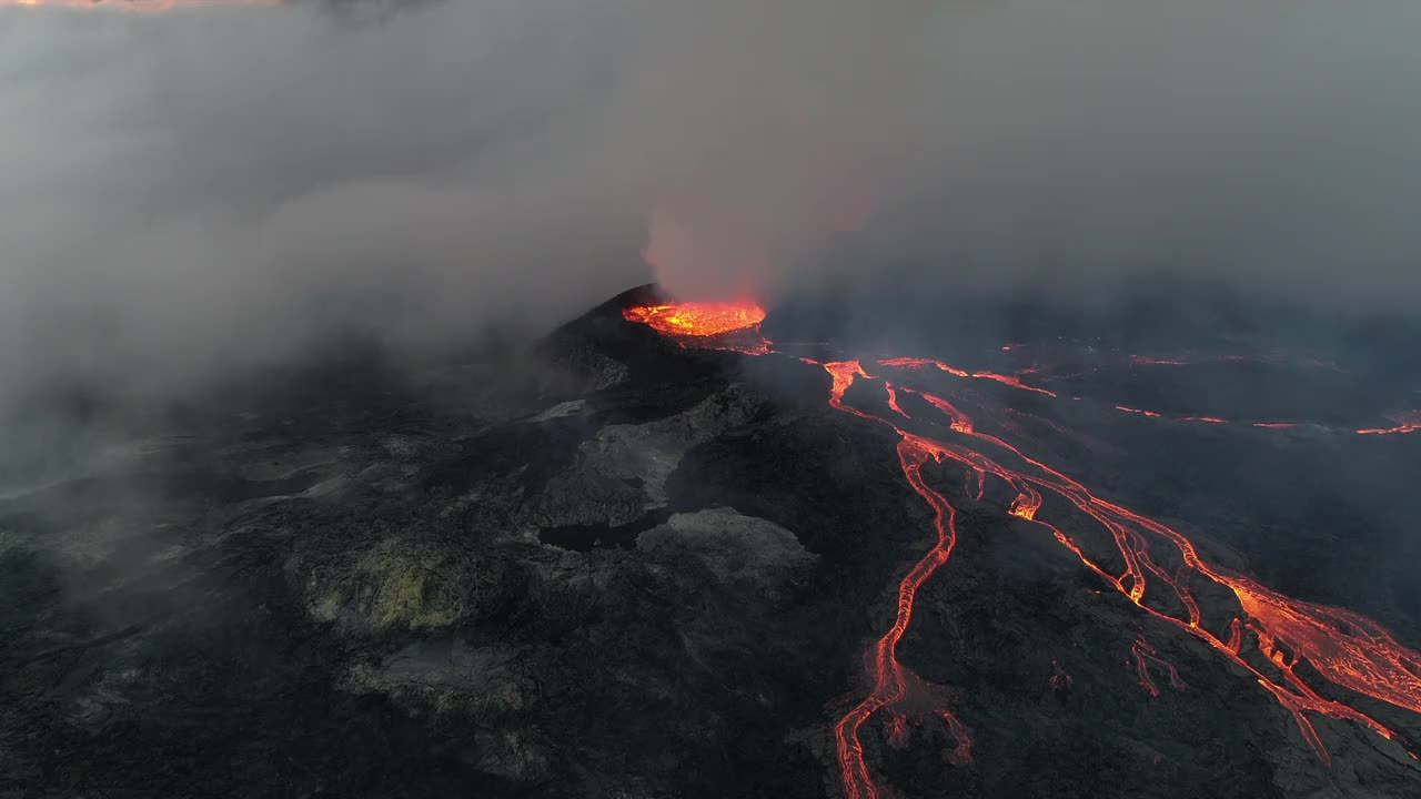 在冰岛雷克雅内半岛的法格拉达斯火山上空，无人驾驶飞机扫射后浓烟滚滚视频素材