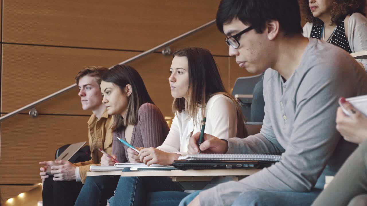 各种各样的学生在课堂上记笔记视频素材