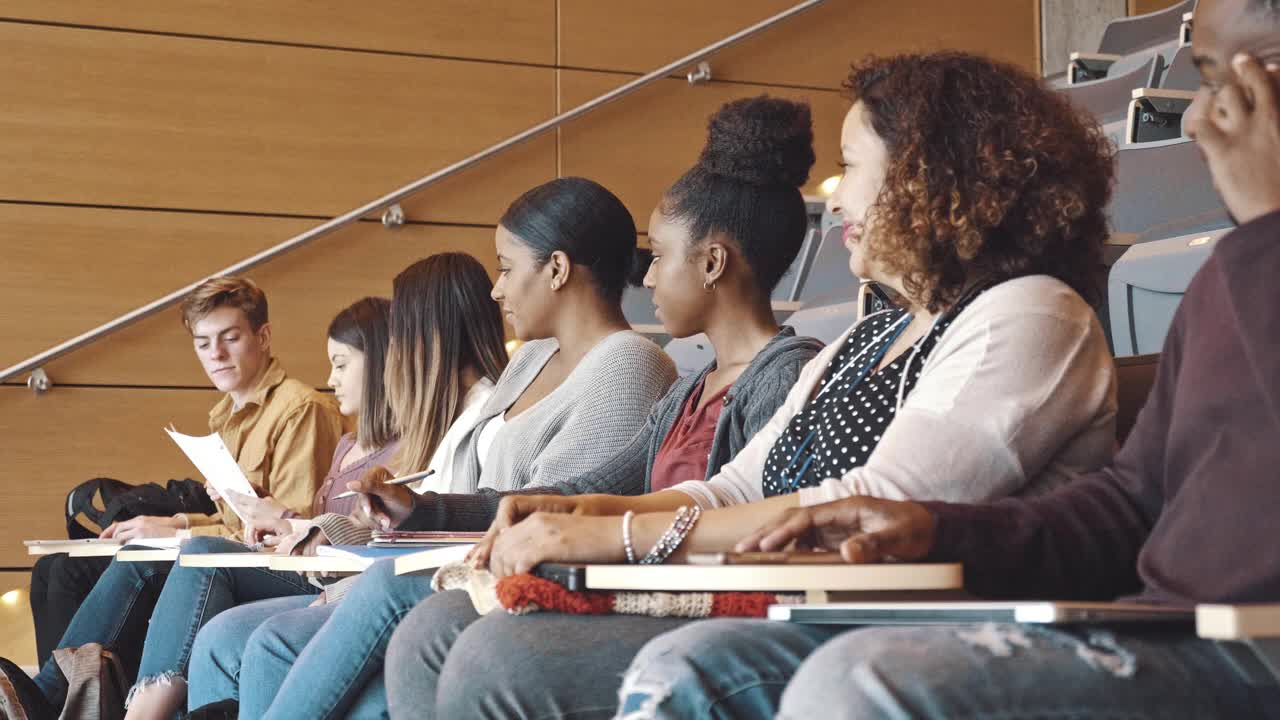 学生们在课堂上互相传递试卷视频素材