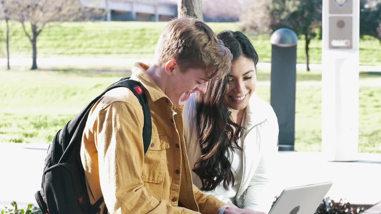 大学里的男女同学都在校外学习视频素材