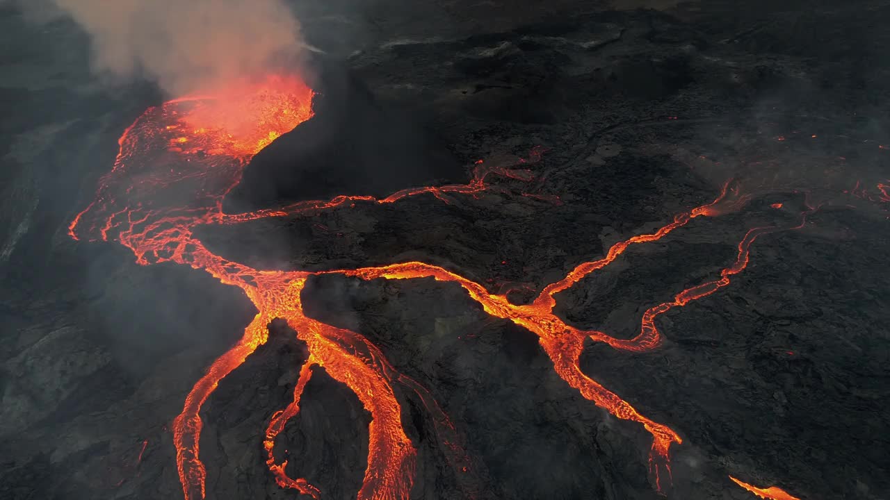 无人机拍摄的照片显示岩浆流和冰岛雷克雅内半岛Fagradalsfjall火山爆发视频素材