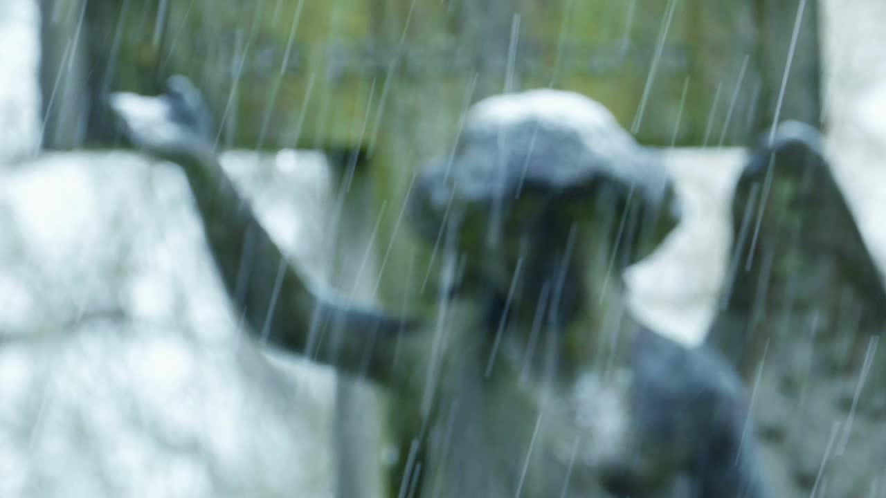 以天使雕像为背景的雨视频素材