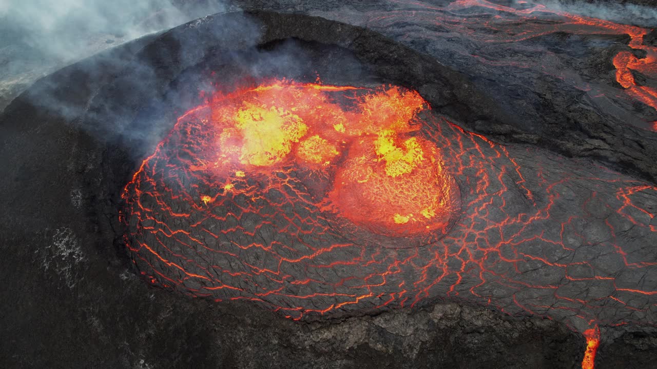 空中拍摄的照片显示，白天，冰岛雷克雅内半岛Fagradalsfjall火山内岩浆冒泡视频素材