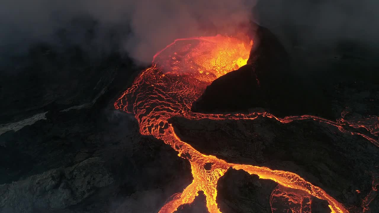 冰岛，雷克雅内半岛，法格拉达斯火山边缘爆发的岩浆视频素材