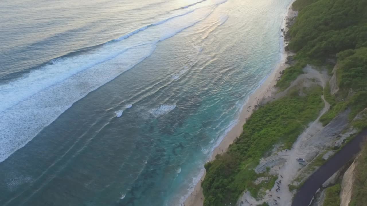 印度尼西亚巴厘海滩和鱼子酱的景观视频素材