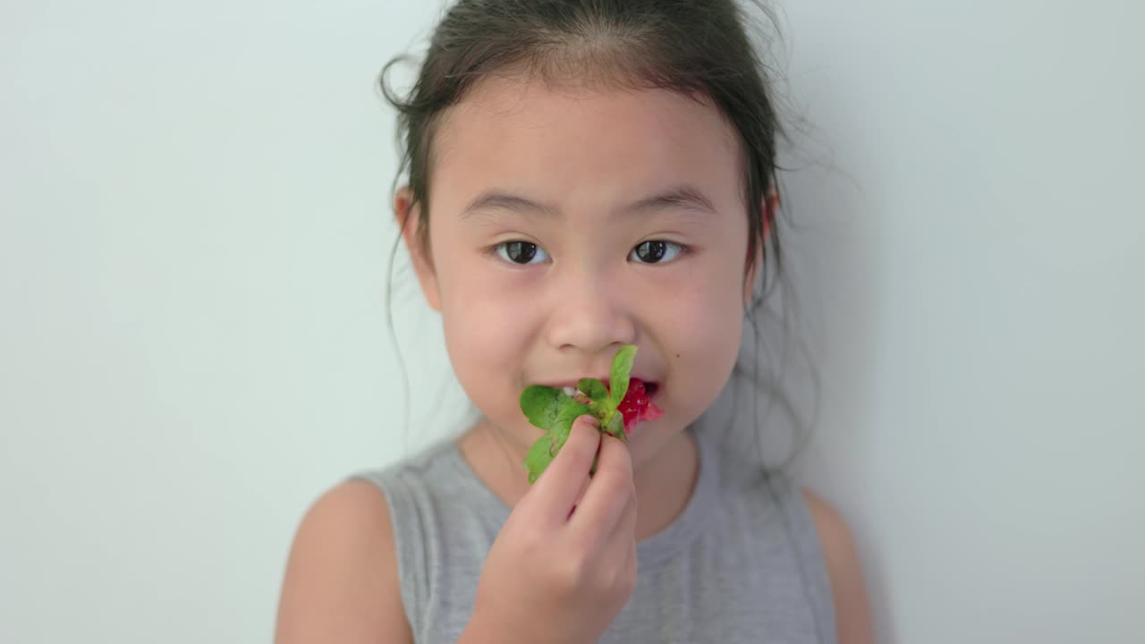 亚洲女孩吃草莓。视频素材