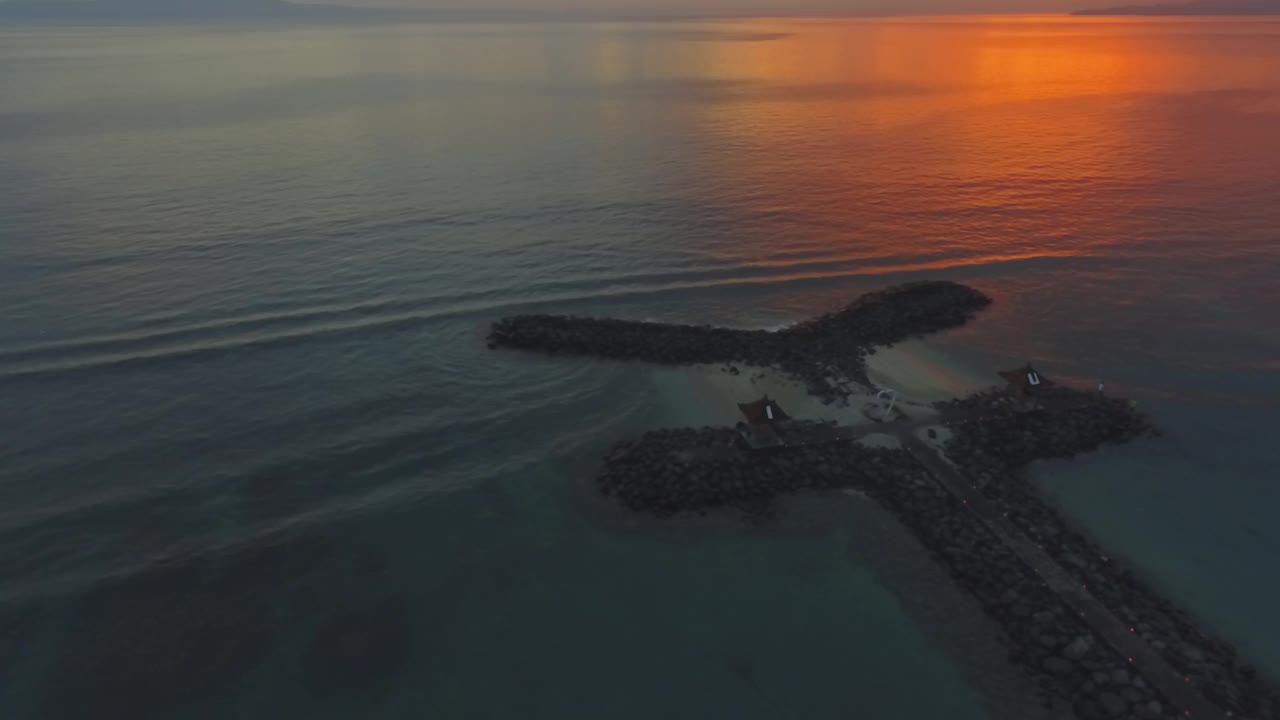 印度尼西亚巴厘海滩和鱼子酱的景观视频素材