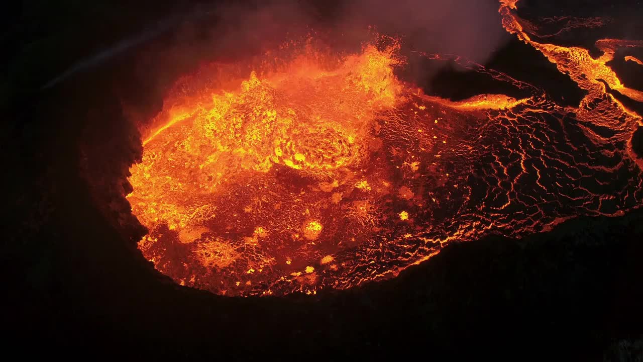 旋转无人机拍摄的照片显示了冰岛雷克雅内半岛Fagradalsfjall火山爆发视频素材