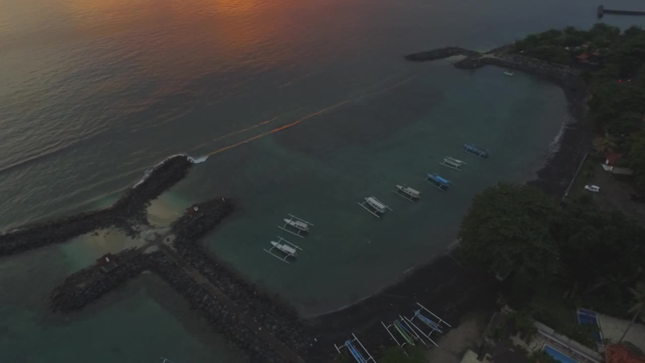 印度尼西亚巴厘海滩和鱼子酱的景观视频素材