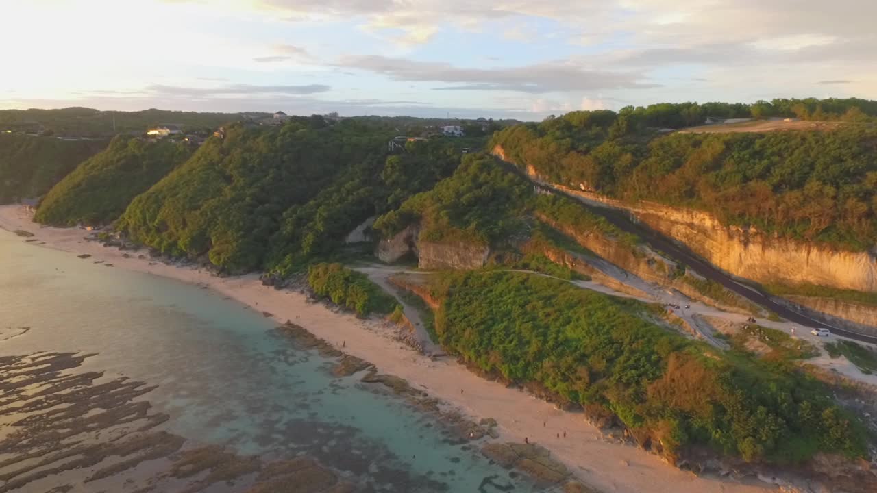 印度尼西亚巴厘海滩和鱼子酱的景观视频素材