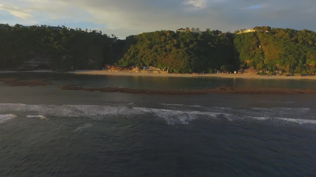 印度尼西亚巴厘海滩和鱼子酱的景观视频素材