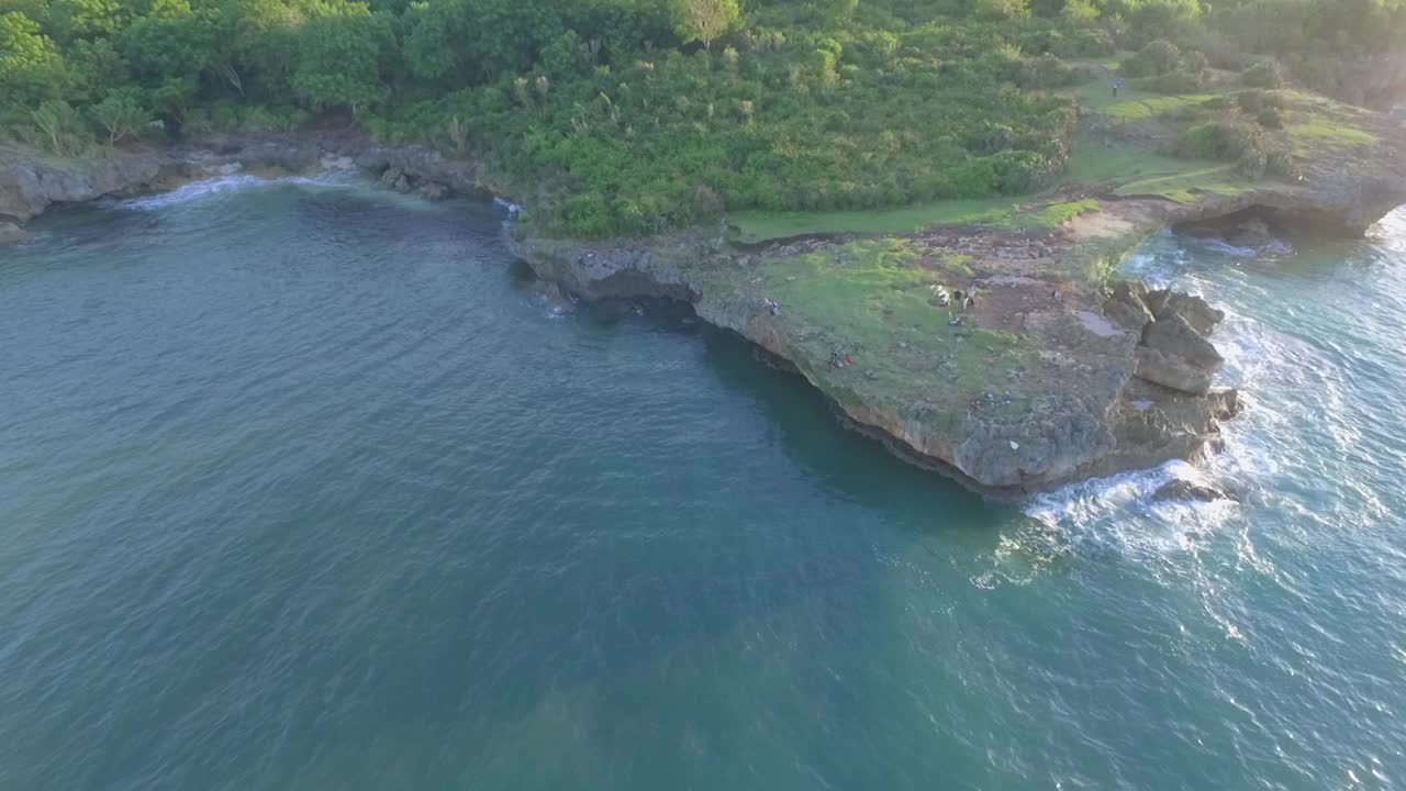 印度尼西亚巴厘海滩和鱼子酱的景观视频素材