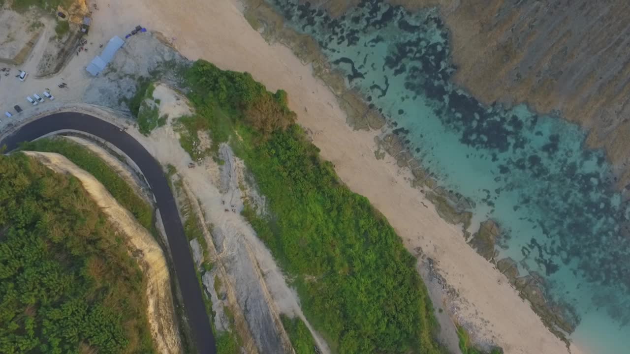 印度尼西亚巴厘海滩和鱼子酱的景观视频素材